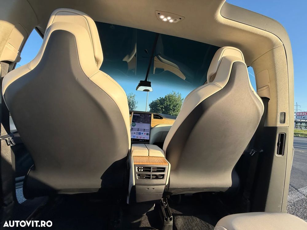 Tesla Model X - 20