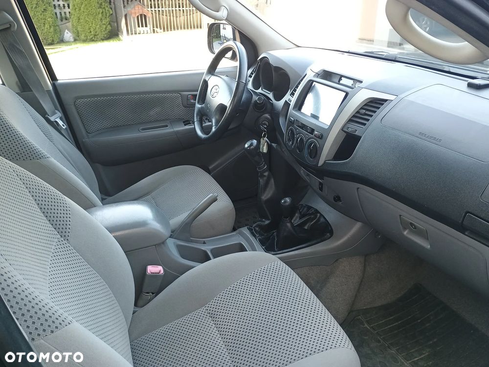 Toyota Hilux 2.5 D-4D DLX + - 6