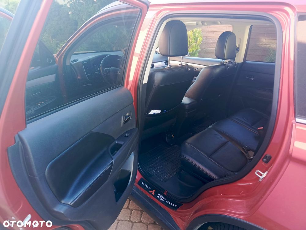 Mitsubishi Outlander Instyle NAVI + - 9