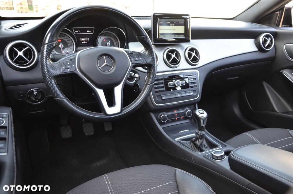 Mercedes-Benz CLA 200 Urban - 35