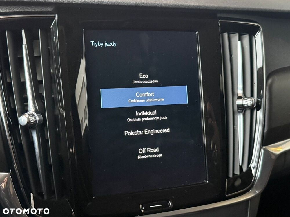 Volvo V90 Cross Country - 24