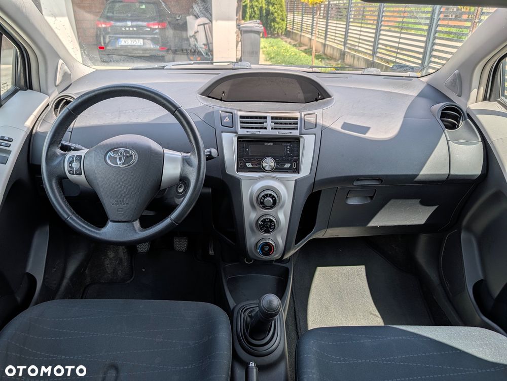 Toyota Yaris 1.3 - 7