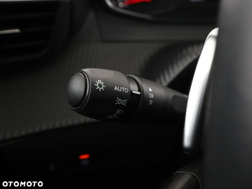 Peugeot 2008 1.5 BlueHDi Allure S&S EAT8 - 34