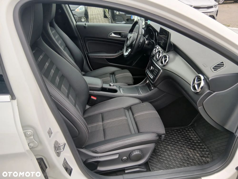 Mercedes-Benz GLA 200 7G-DCT - 9