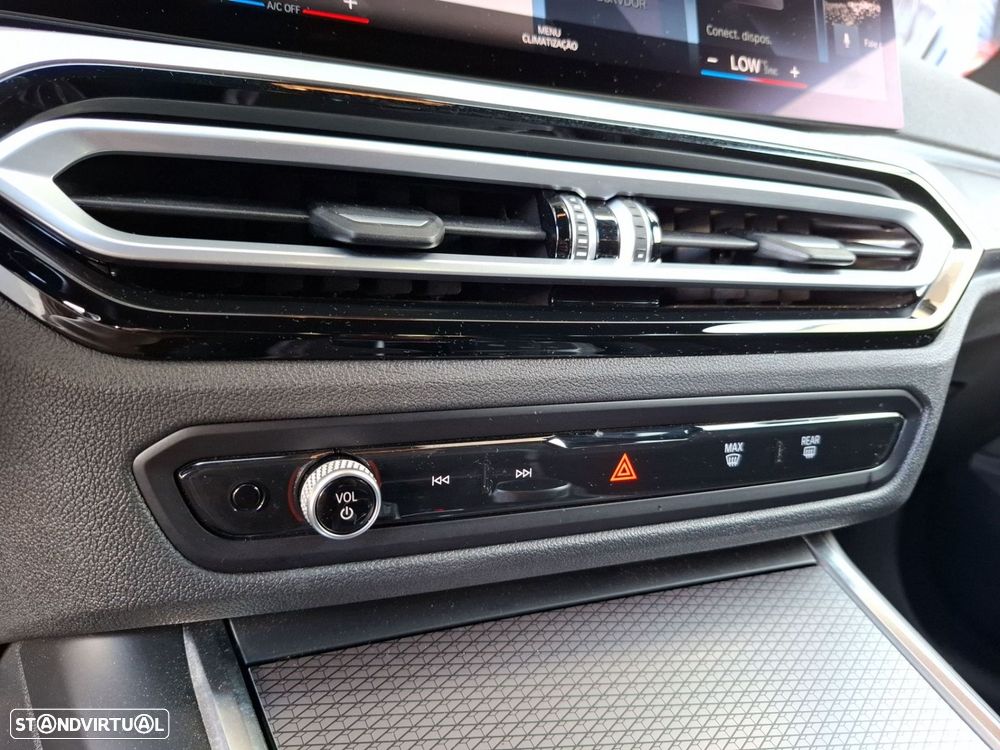 BMW 320 d Touring Pack Desportivo M Auto - 25