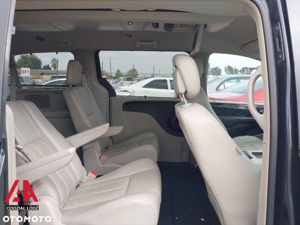 Chrysler Town & Country - 15