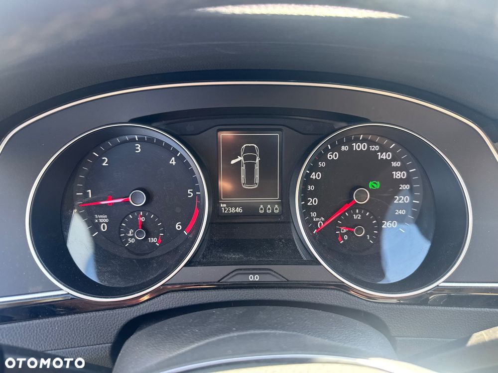 Volkswagen Passat 2.0 TDI SCR DSG Trendline - 11
