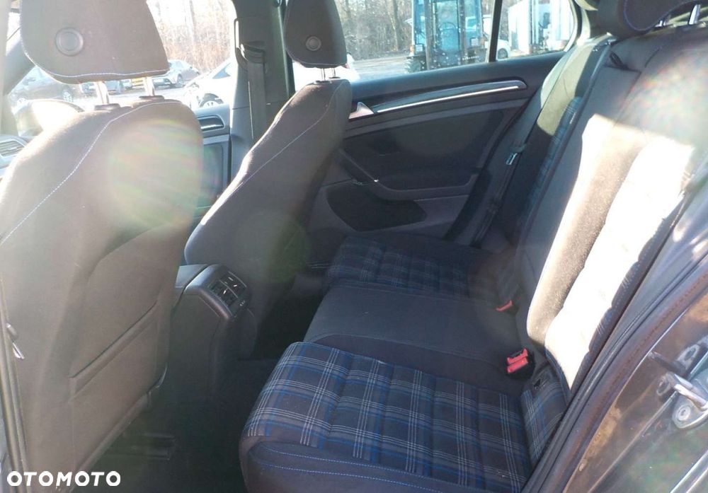 Volkswagen Golf - 18