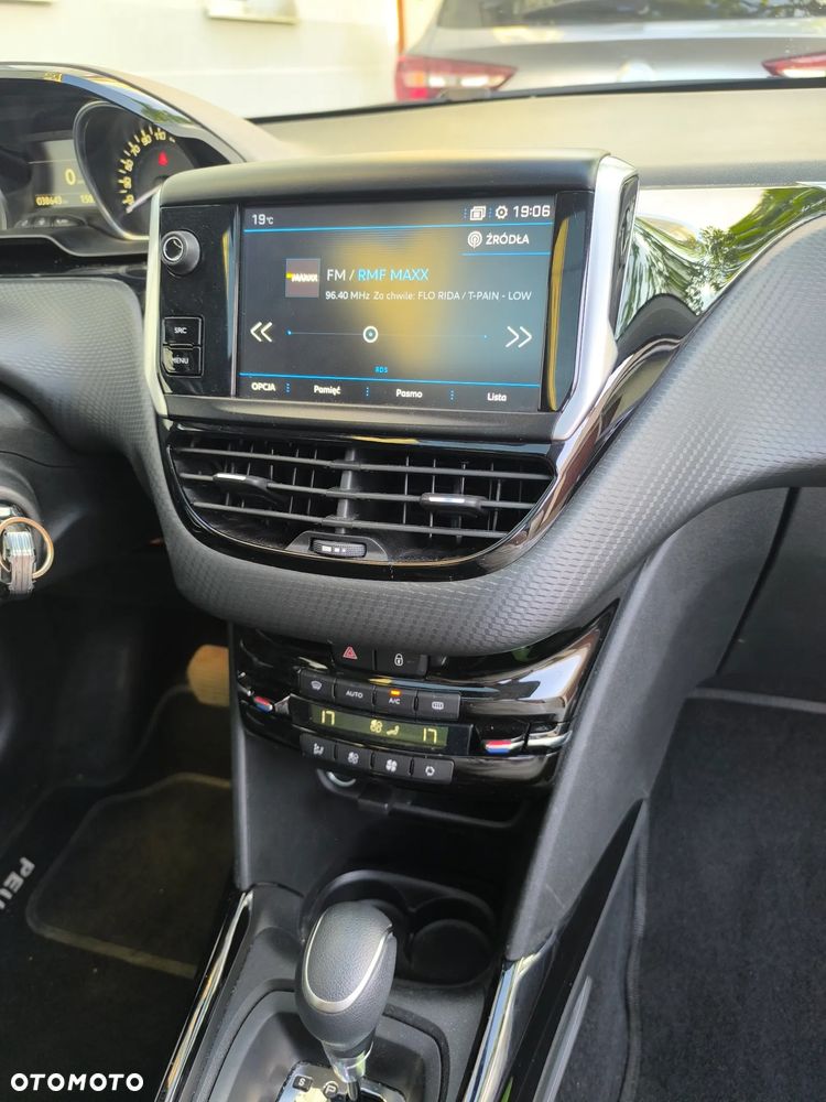 Peugeot 2008 1.2 Pure Tech Allure S&S EAT6 - 25