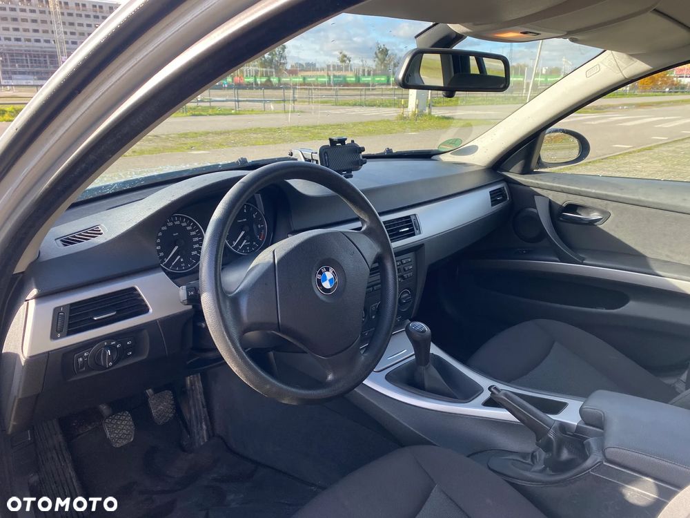 BMW Seria 3 318i Touring - 10