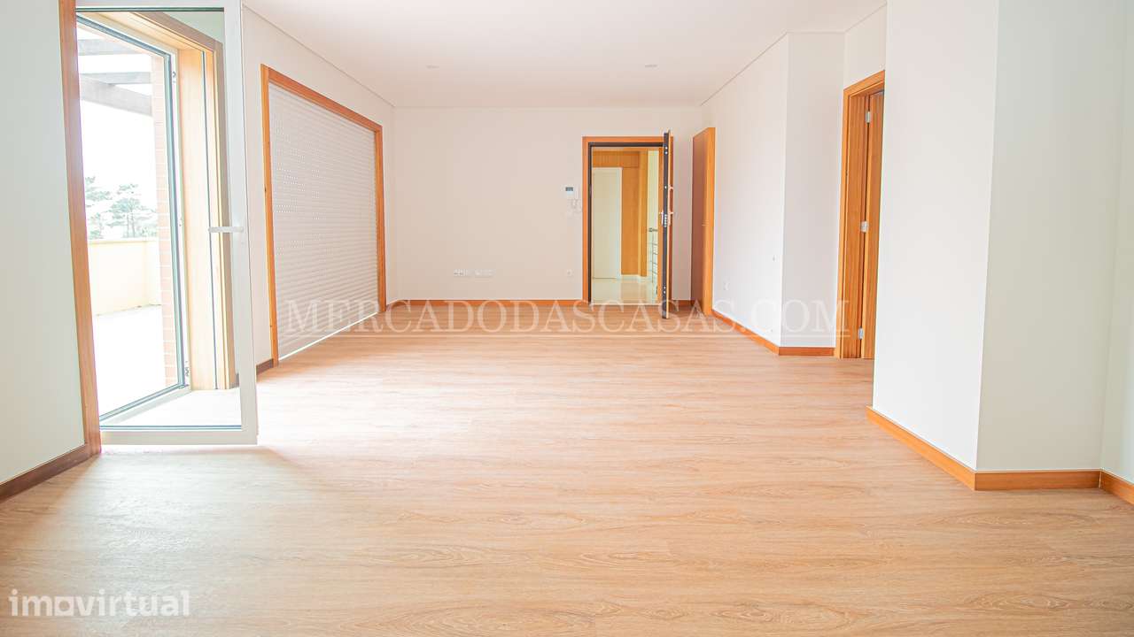Apartamento T3 último andar com ampla varanda, próximo à praia Fura... - Grande imagem: 5/17