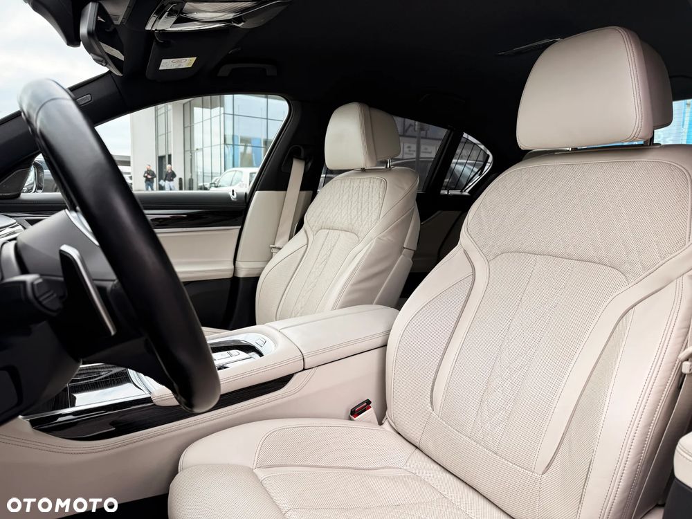 BMW Seria 7 750i xDrive - 29