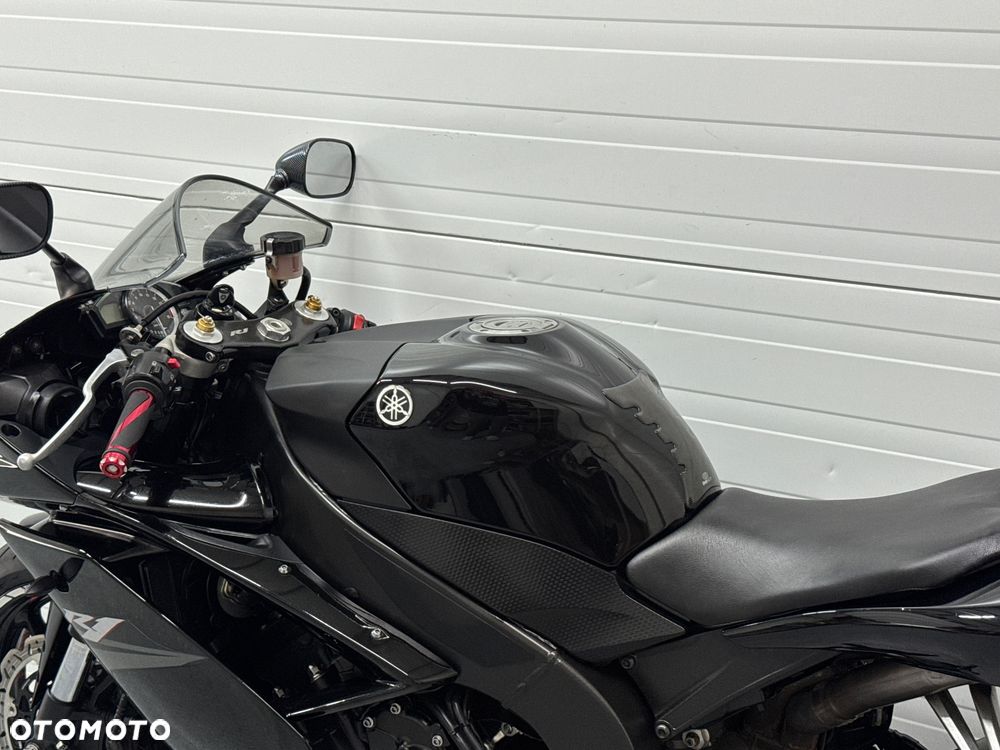 Yamaha R1 - 22