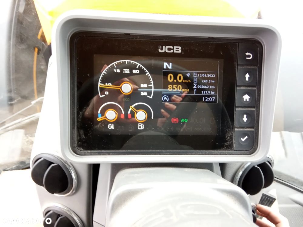 JCB FASTRAC 8330 - 8