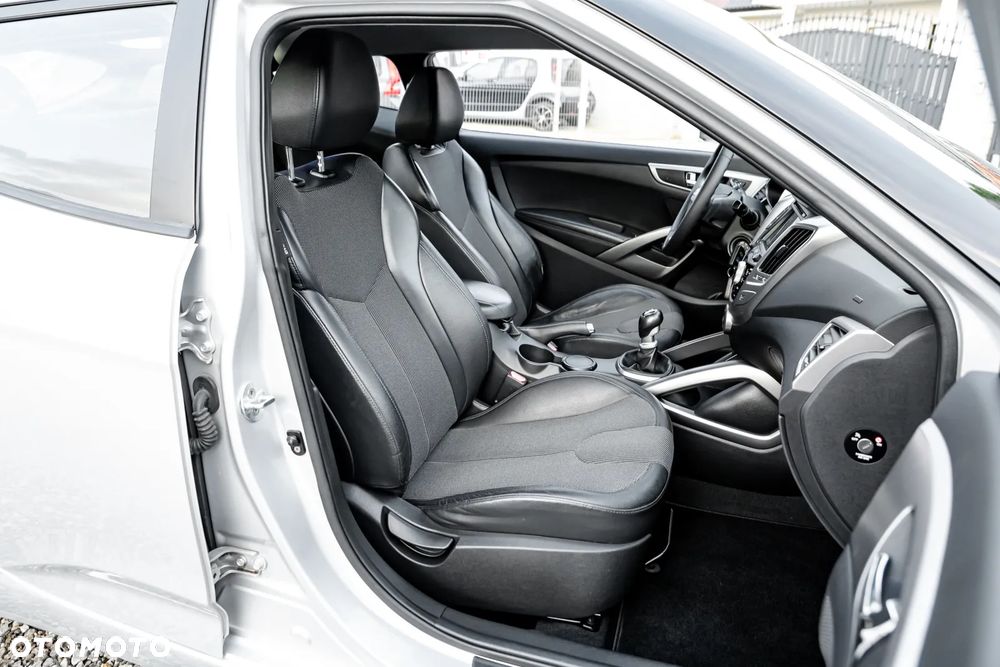 Hyundai Veloster 1.6 Premium - 27