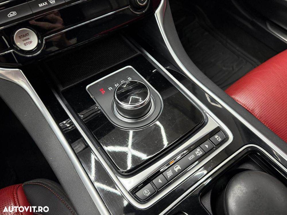 Jaguar XE 2.0 AWD R-Sport - 13