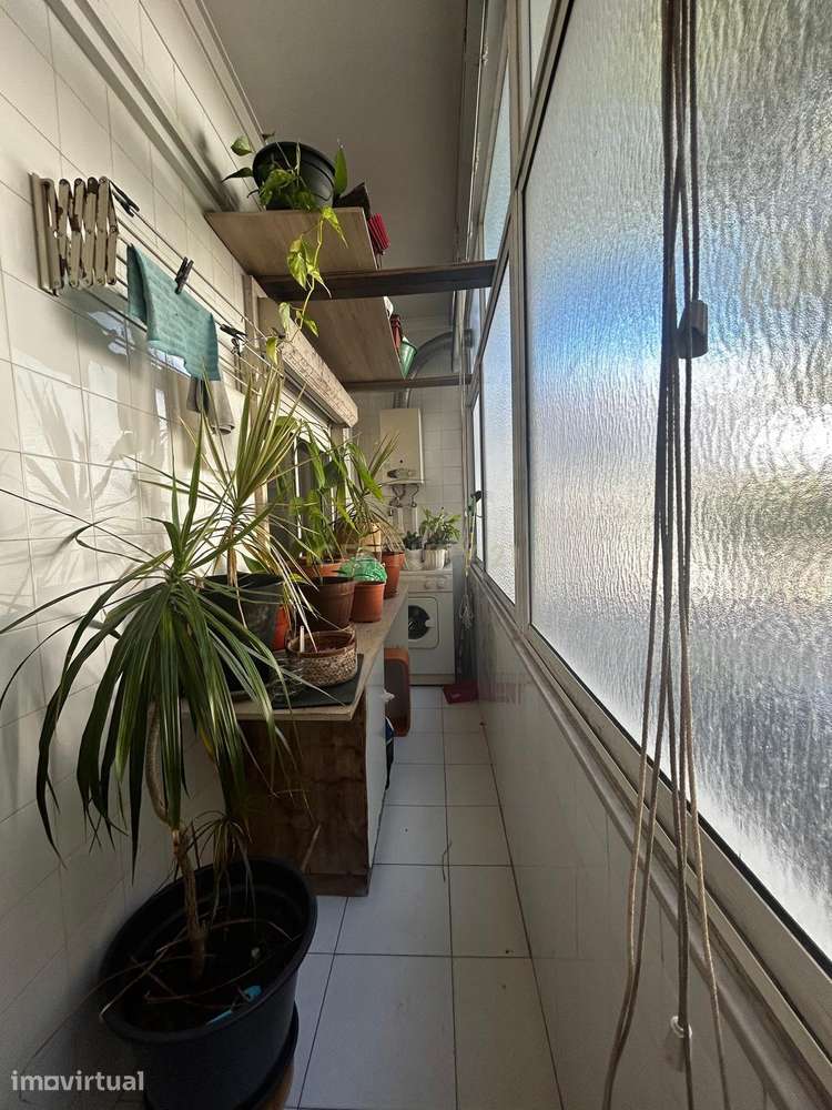 T3 transformado em T2 perto dos correios da  Cova da Piedade. - Grande imagem: 5/25