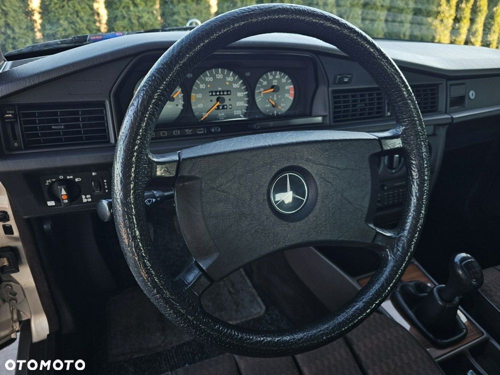 Mercedes-Benz W201 (190) - 12
