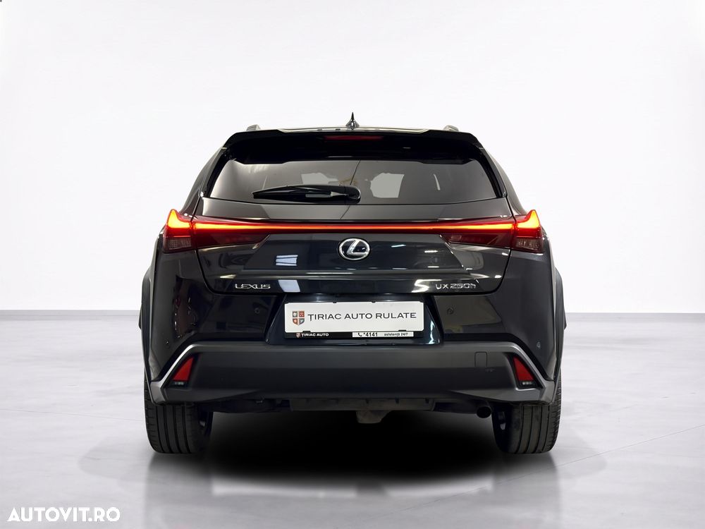 Lexus UX - 4