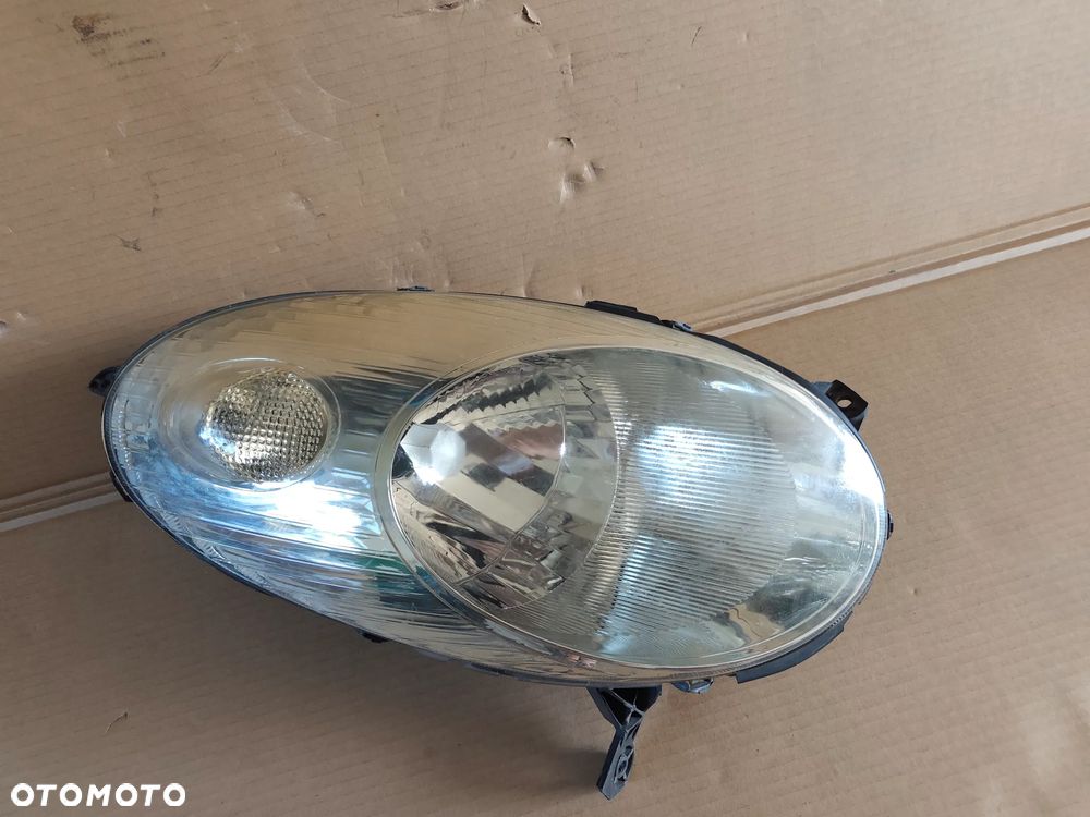 Nissan Micra k12 LAMPA PRAWY PRZÓD - 3