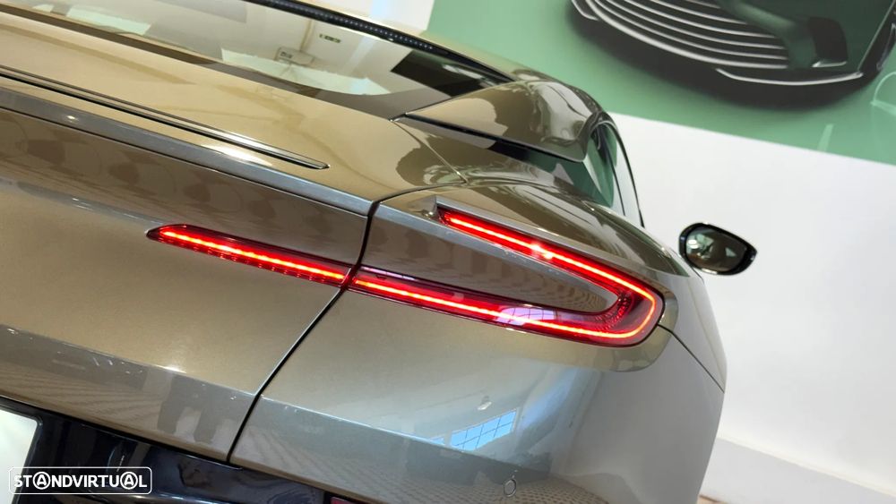 Aston Martin DB11 Coupé - 8