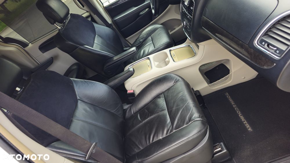 Chrysler Town & Country 3.6 Limited - 9