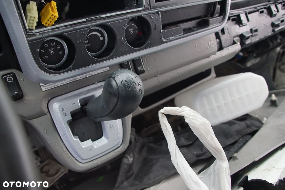 Auto na części - Fuso Canter 9C18 3.0 D 175 KM 4P10 Duonic 2020R Silnik Skrzynia Drzwi Lampa Lusterko Klamka Szyba Owiewka Osłona Kontener Zabudowa Deska Kokpit Sterownik Moduł Czujnik Licznik Panel - 13