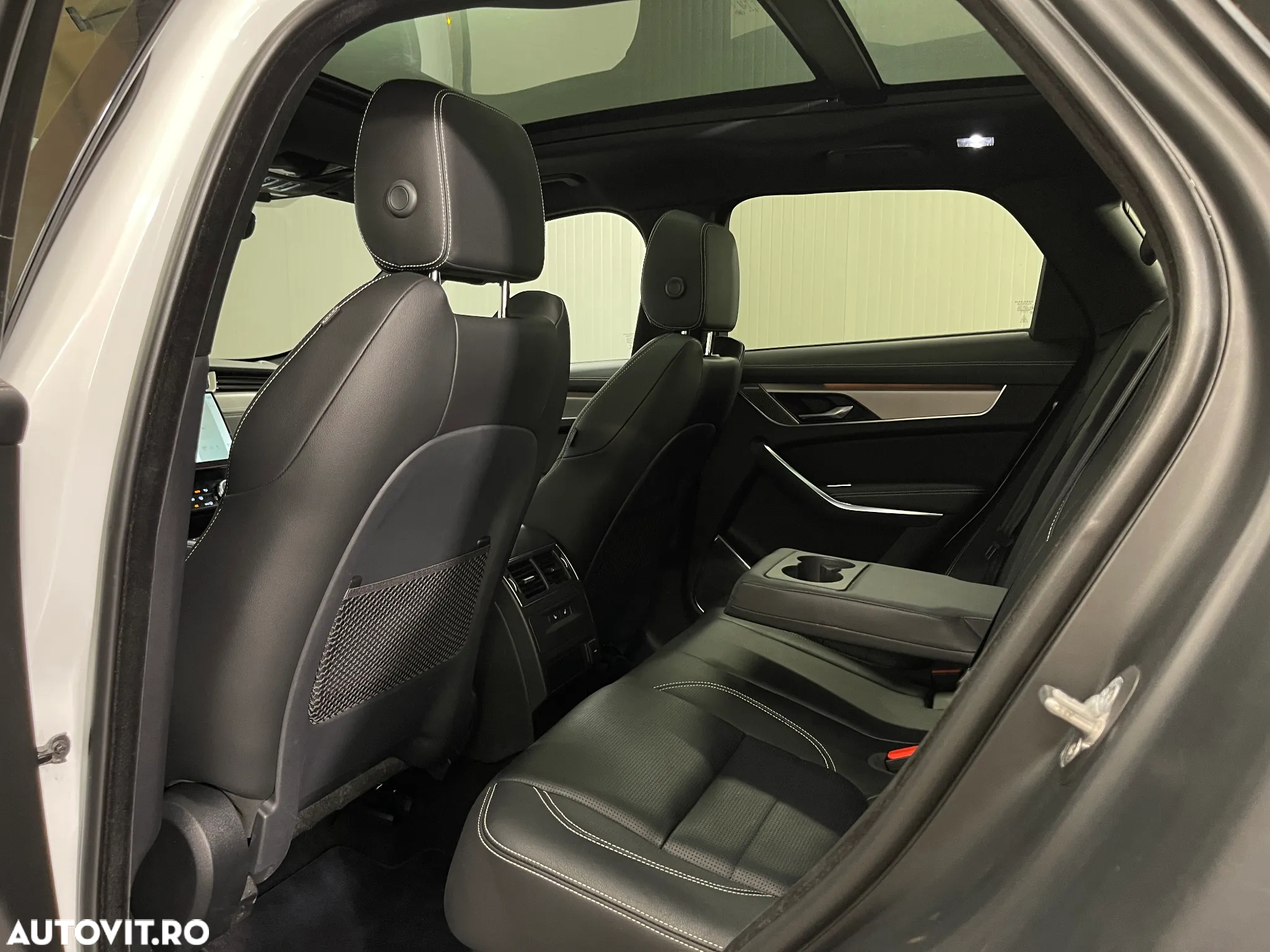 Jaguar F-Pace P250 AWD R-Dynamic SE - 12