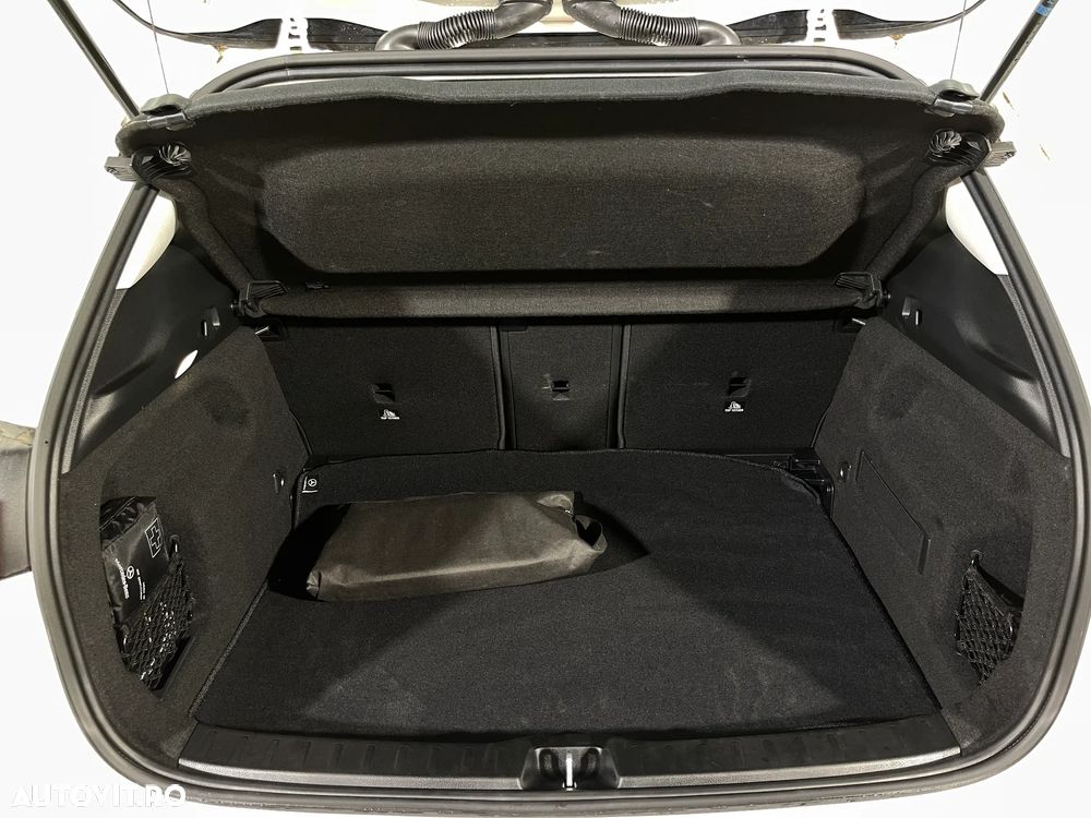 Mercedes-Benz GLA - 13