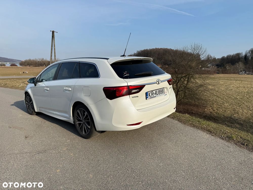 Toyota Avensis 2.0 D-4D Premium - 2