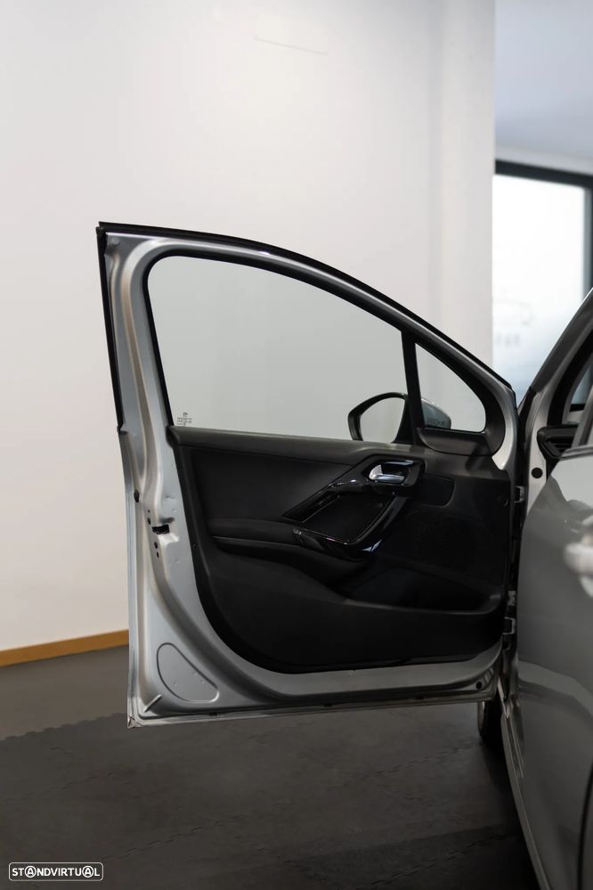 Peugeot 208 1.2 VTi SE Style - 23