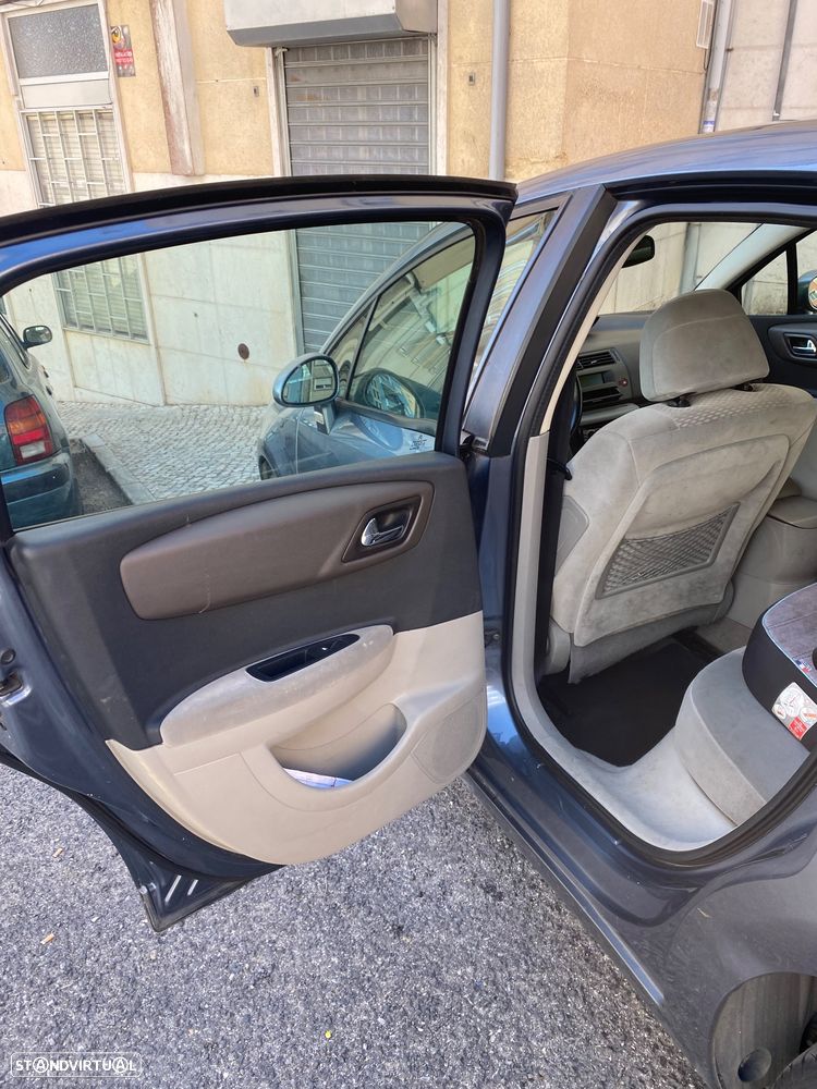 Citroën C4 1.6 16V Confort - 5