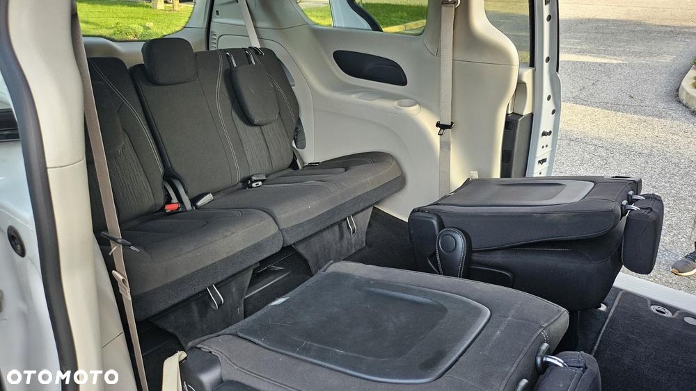 Chrysler Pacifica - 12