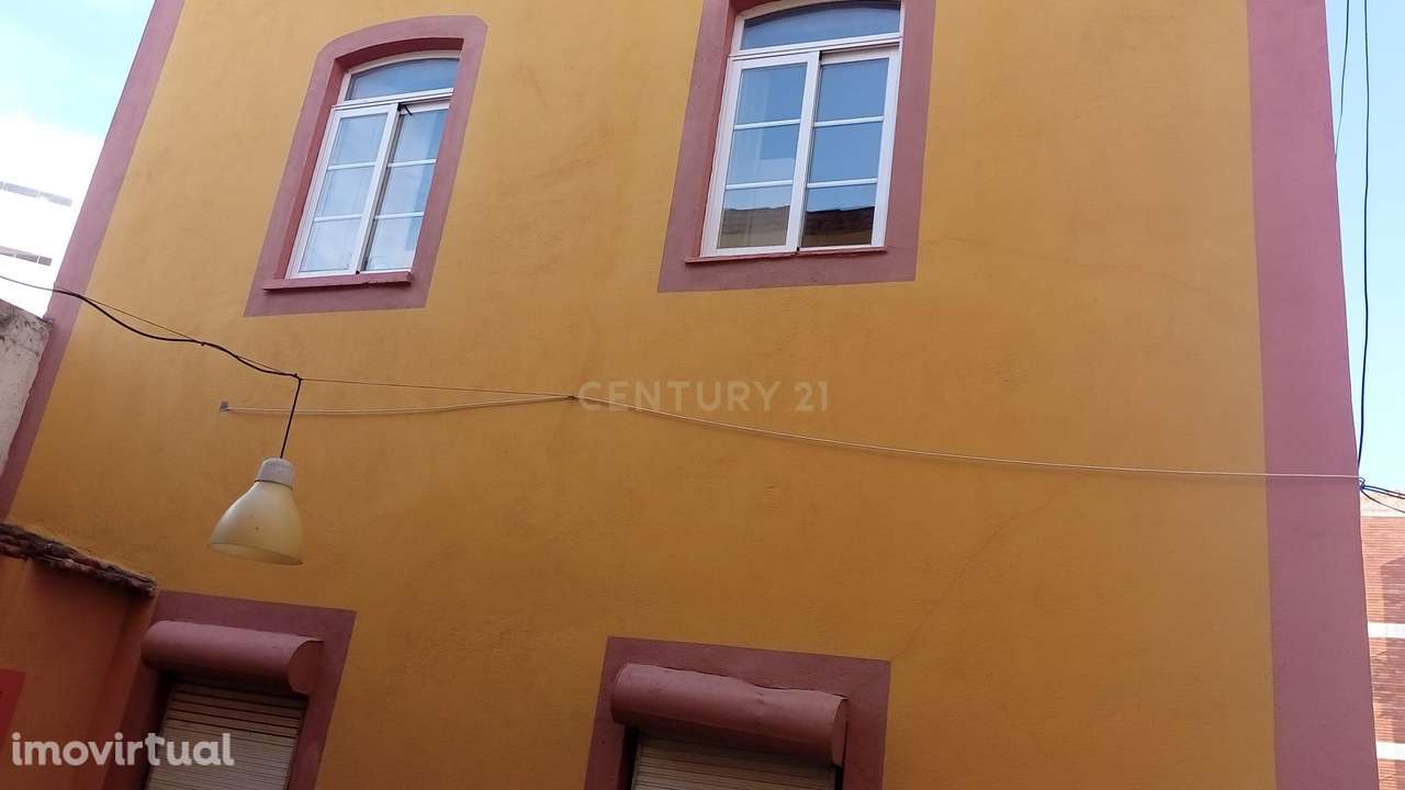 Edifício de dois pisos em pleno coração da cidade ( Montalvão) de Se - Grande imagem: 5/9