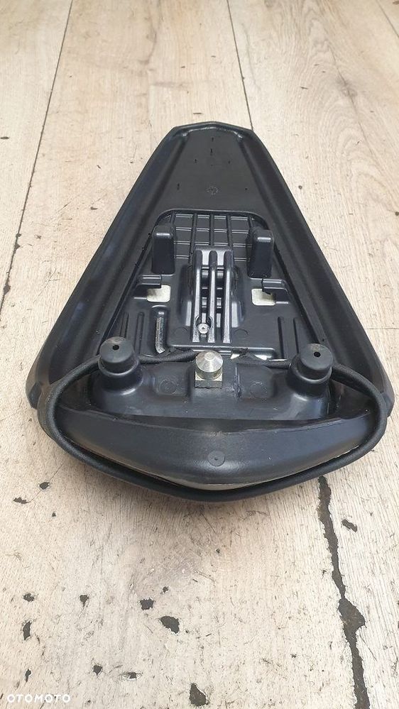 Siedzenie pasażera Aprilia Mille RSV4 - 8