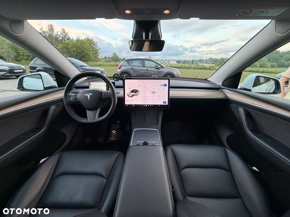 Tesla Model Y Long Range AWD - 23