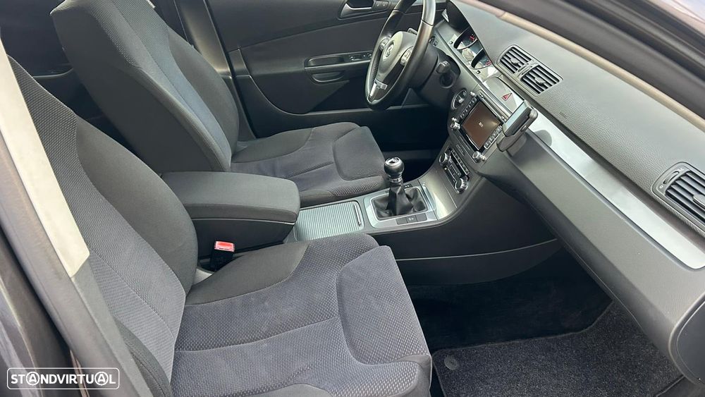 VW Passat Variant 1.6 TDI DPF BlueMotion Comfortline - 11
