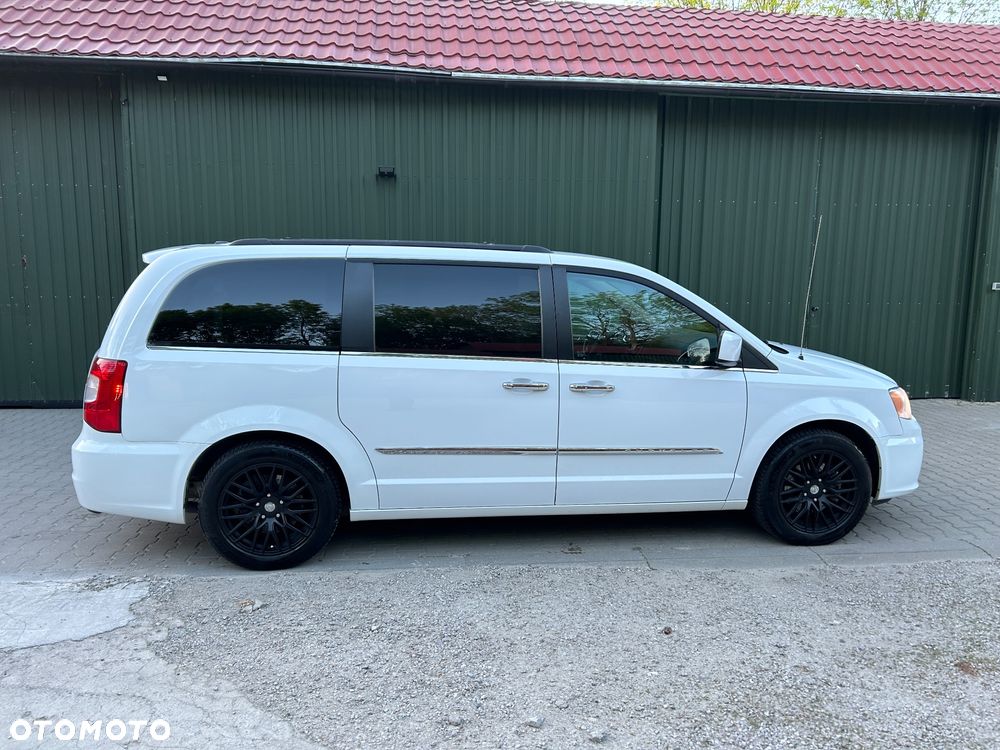 Chrysler Town & Country - 1