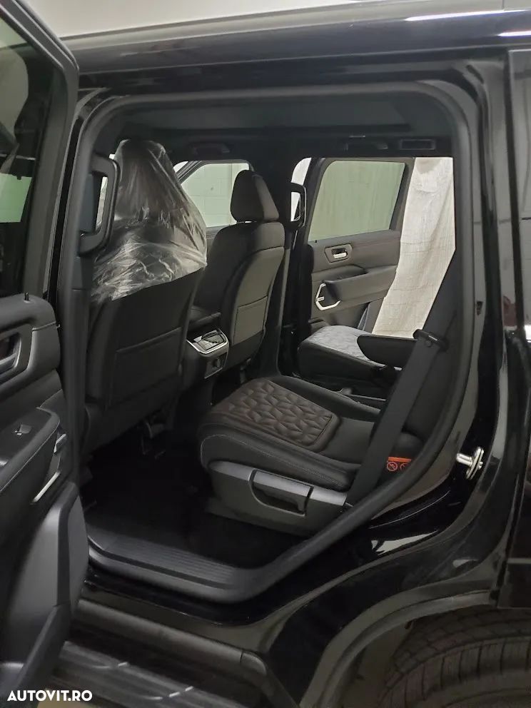 Nissan Armada - 4
