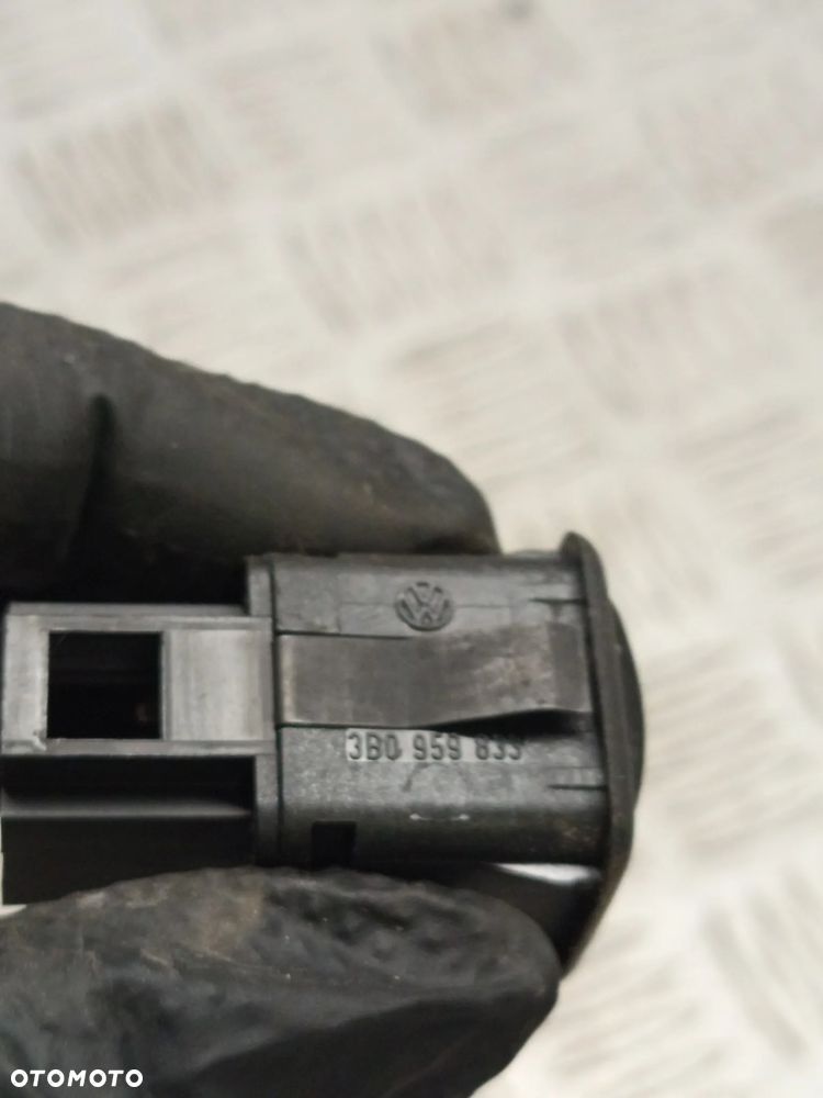 VW PASSAT B5 SEDAN 1.6 B PRZEŁĄCZNIK OTWIERNIA KLAPKI WLEWU PALIWA 3B0959833 - 3