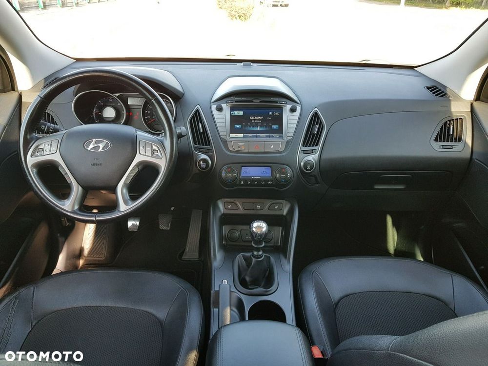 Hyundai ix35 2.0 CRDi 4WD Fifa World Cup Gold Edition - 12