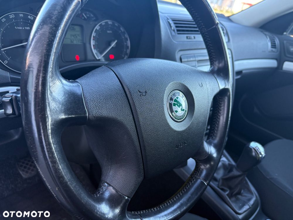 Skoda Octavia 1.6 Ambiente - 17