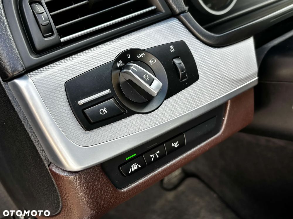 BMW Seria 5 M550d xDrive - 23