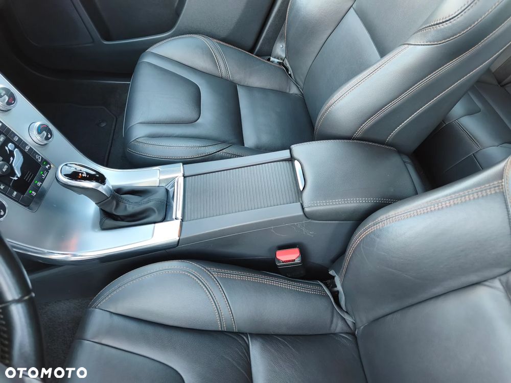 Volvo XC 60 D4 AWD Geartronic Momentum - 28