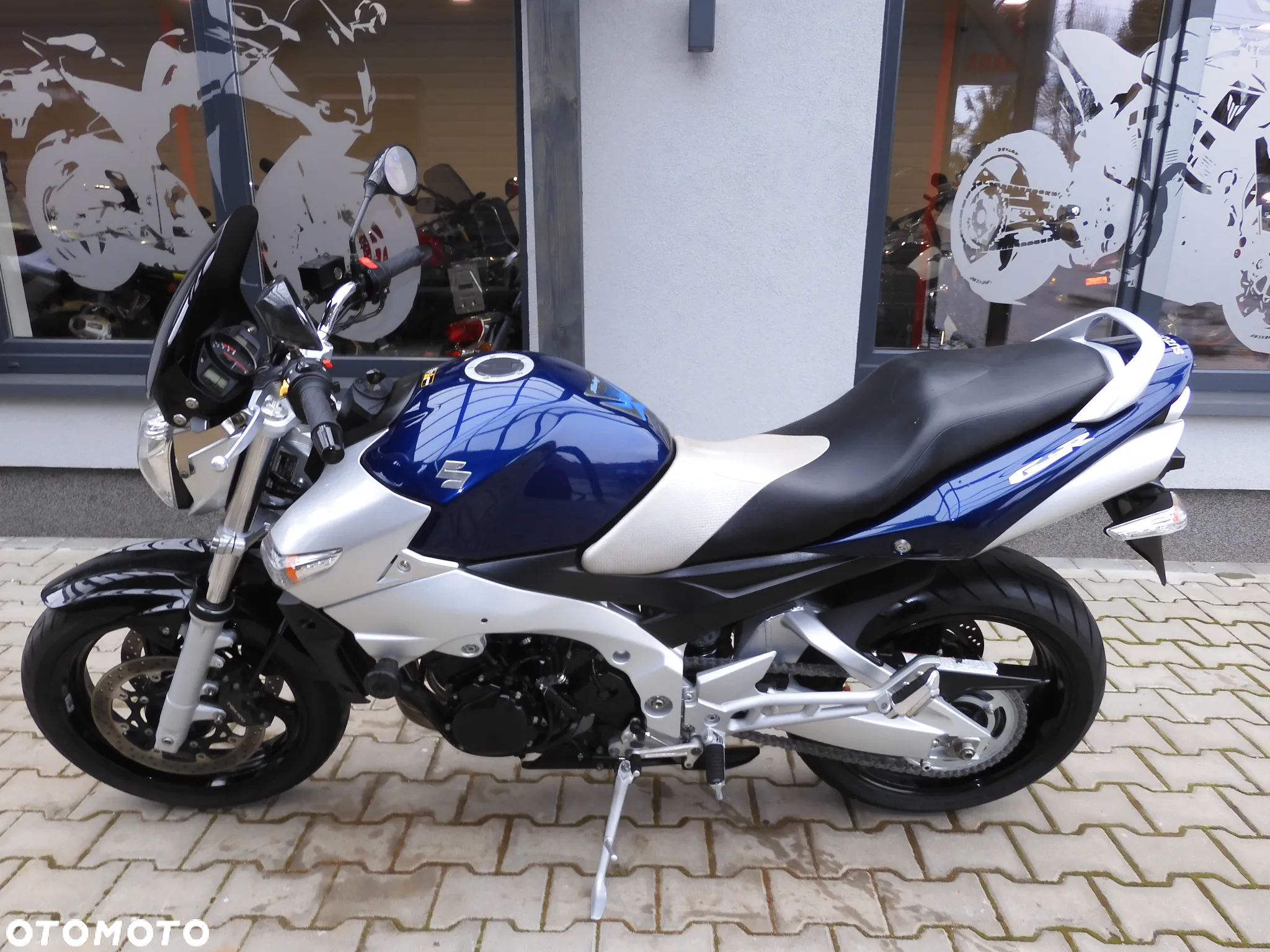 Suzuki GSR - 32