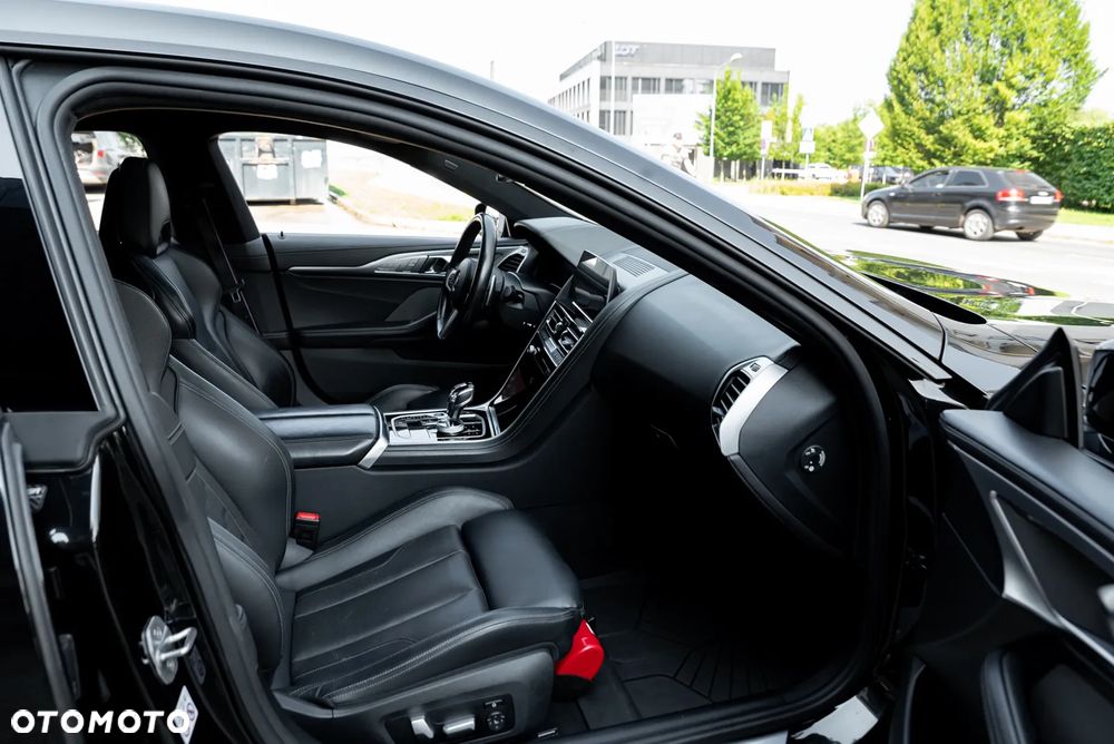 BMW Seria 8 - 26
