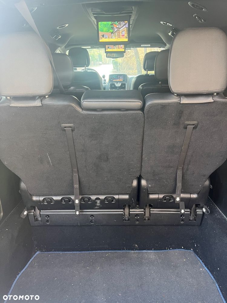 Chrysler Town & Country - 8