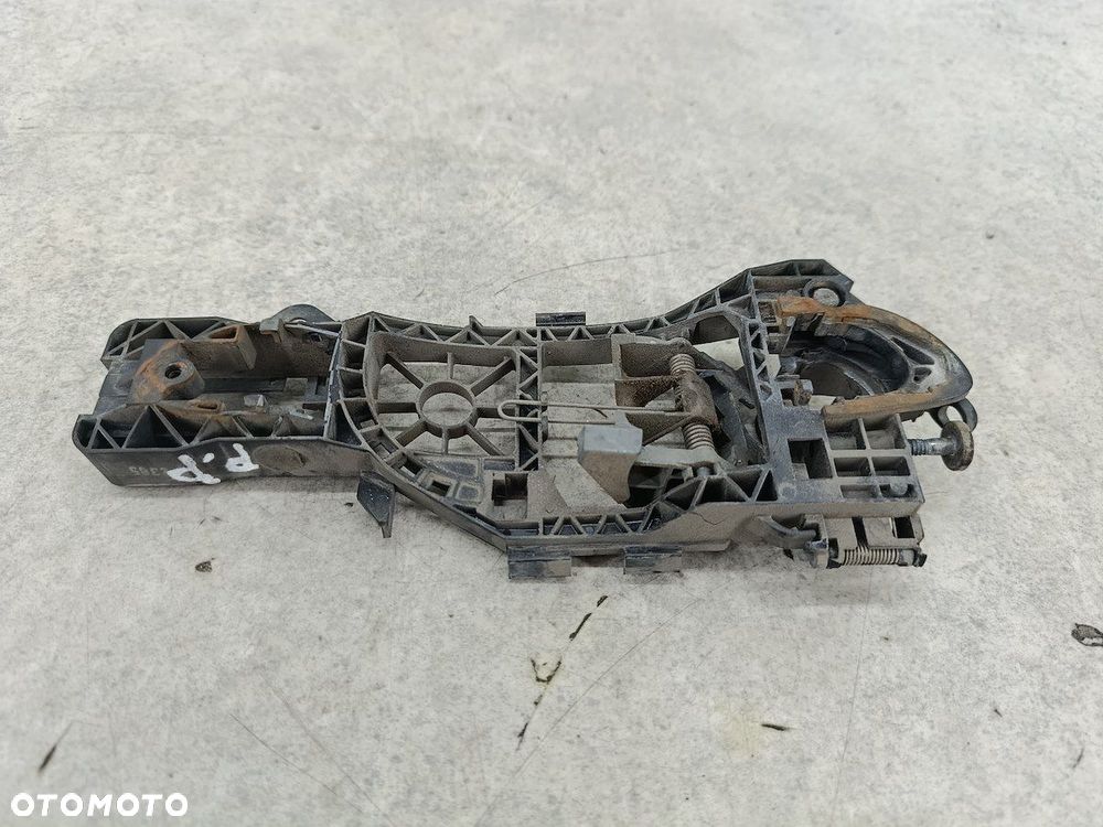 PODSTAWA KLAMKI PRAWY PRZÓD VW PASSAT B6 - 1