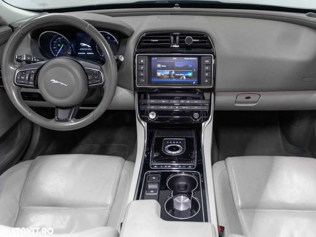 Jaguar XE - 12