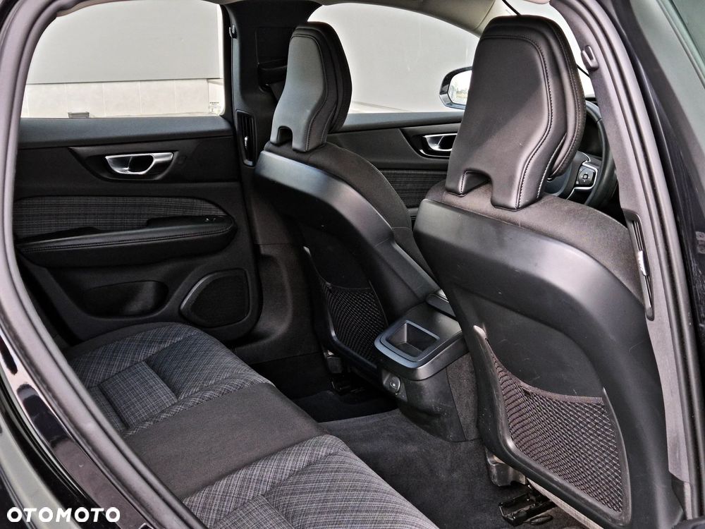 Volvo V60 B3 B DKG Momentum Pro - 33